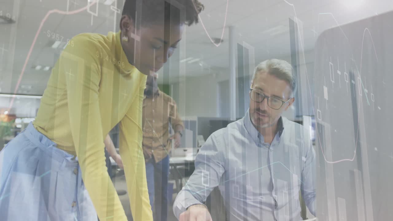 animación del procesamiento de datos financieros sobre diversas personas de negocios en la oficina