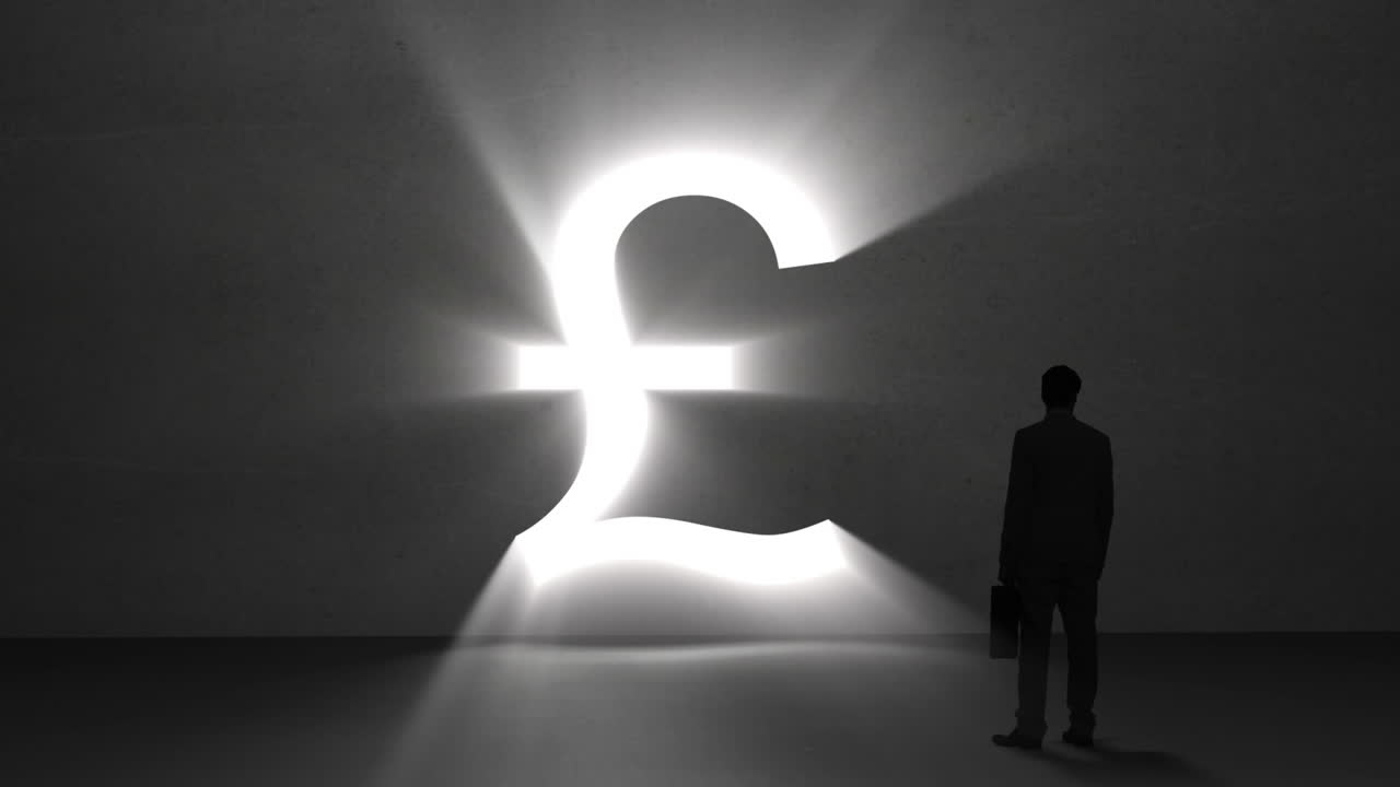 거대한 파운드 표지판을 보는 사업가