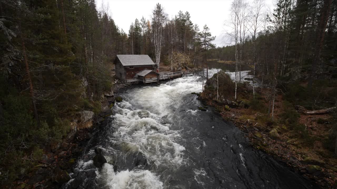 Vanha myllytalo Suomessa joen rannalla.