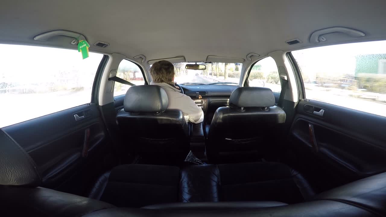 macho conduce el coche con un salón de cuero negro