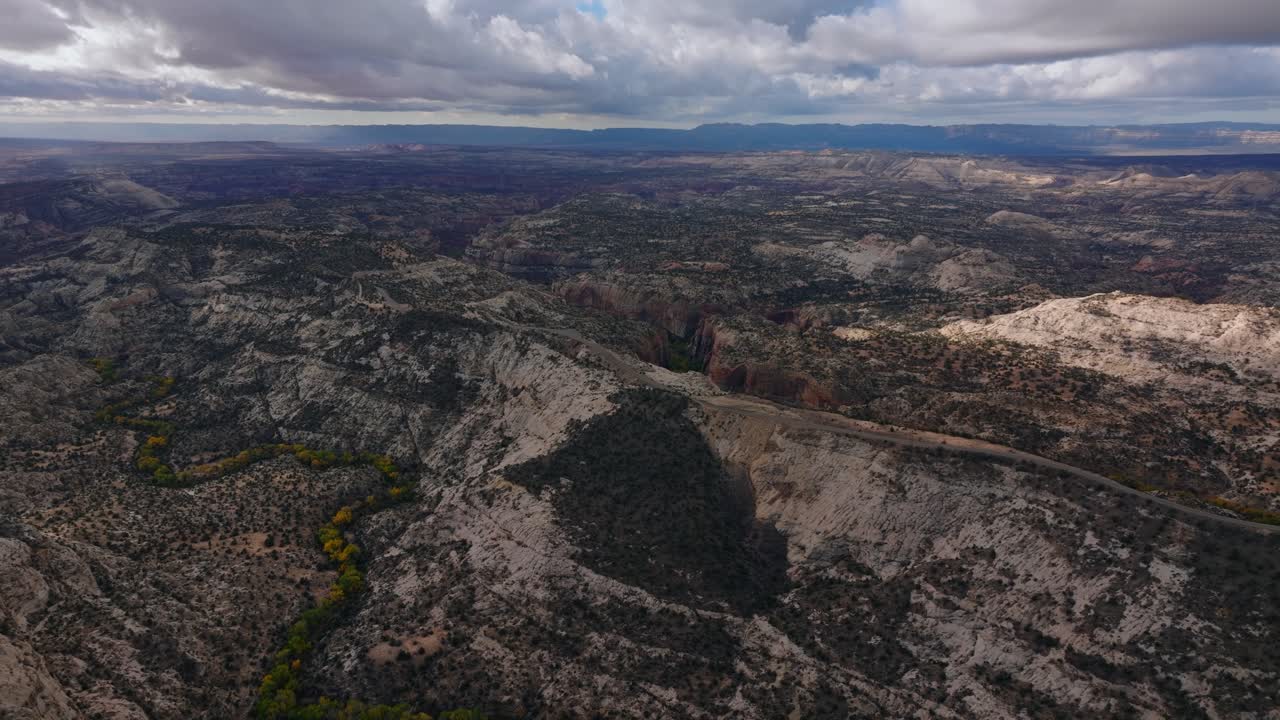 Paisagem do cume Hogsback ao longo da Rodovia 12 de Utah acima do terreno do cânion no sul de Utah, drone.