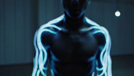 hombre brillante de neón con tatuajes