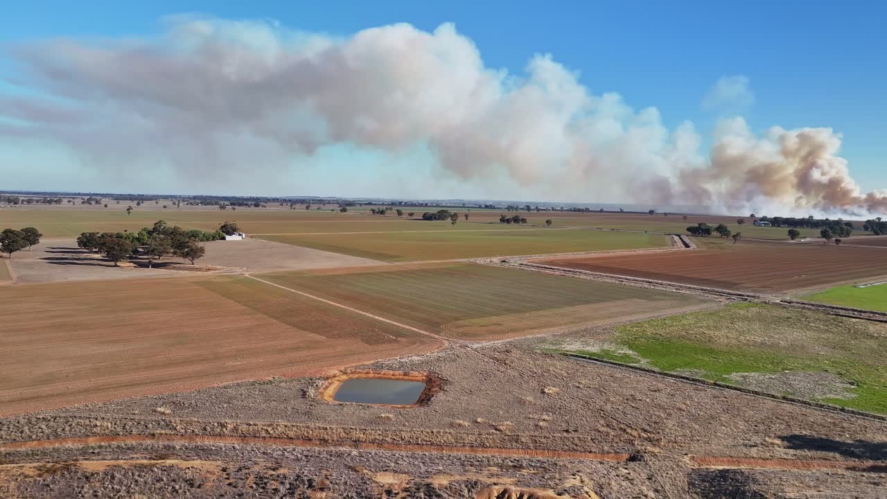 vista aérea del humo de la quema agrícola que se desplaza sobre las tierras de cultivo