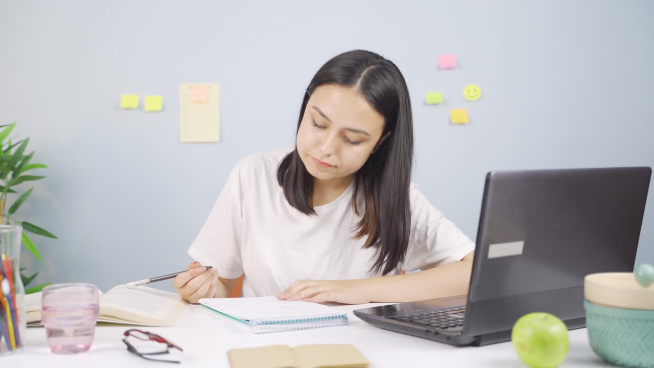 여성 학생이 질문을 해결합니다.