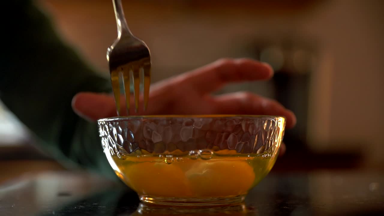 batiendo huevos a cámara lenta