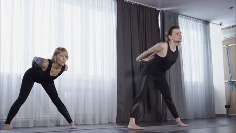 mujeres practicando posturas de yoga