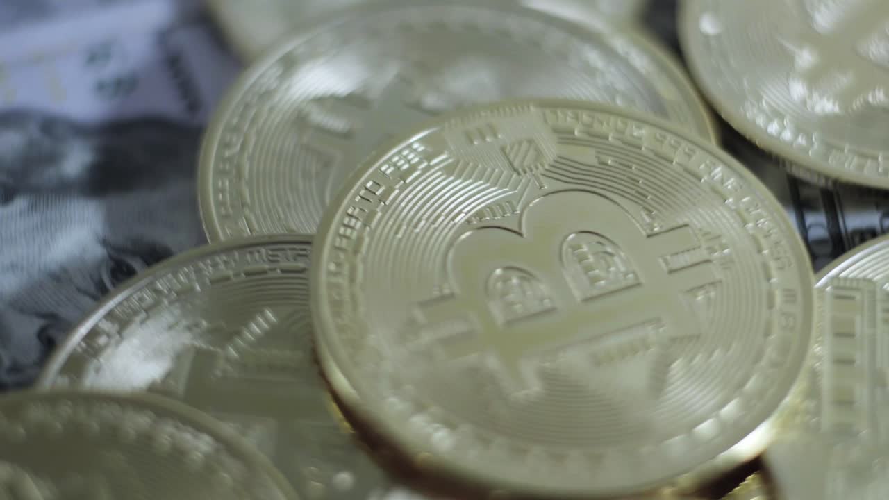 bitcoin criptomoneda dinero digital toma de primer plano gira monedas de oro billetes de dólar de fondo
