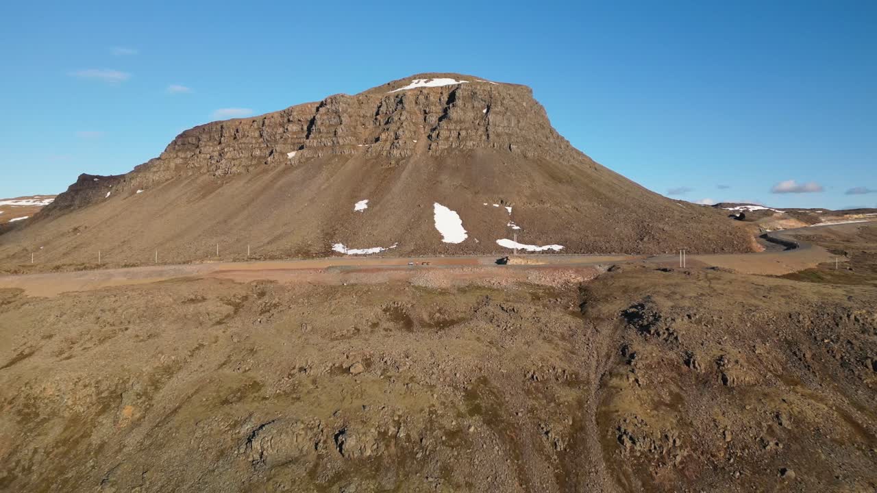 Luftfoto af geologisk bjergformation nær Dynjandi, Vestfjordene, Island