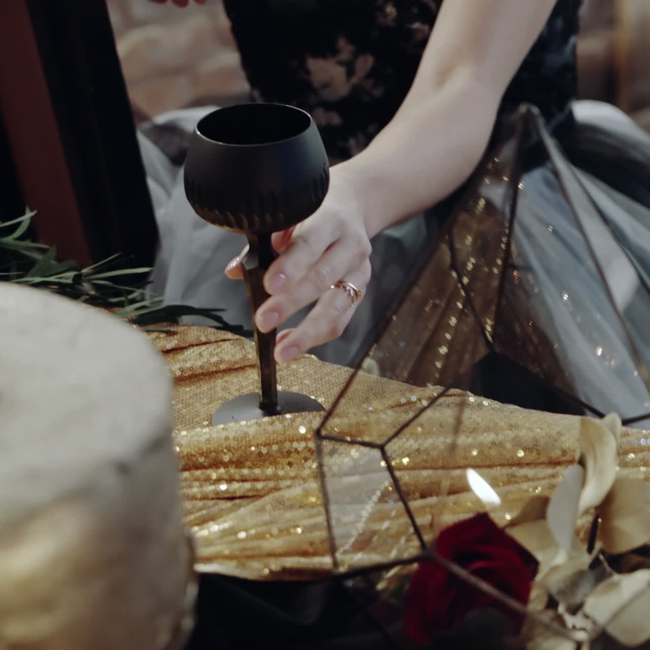 женщина с чашей вина