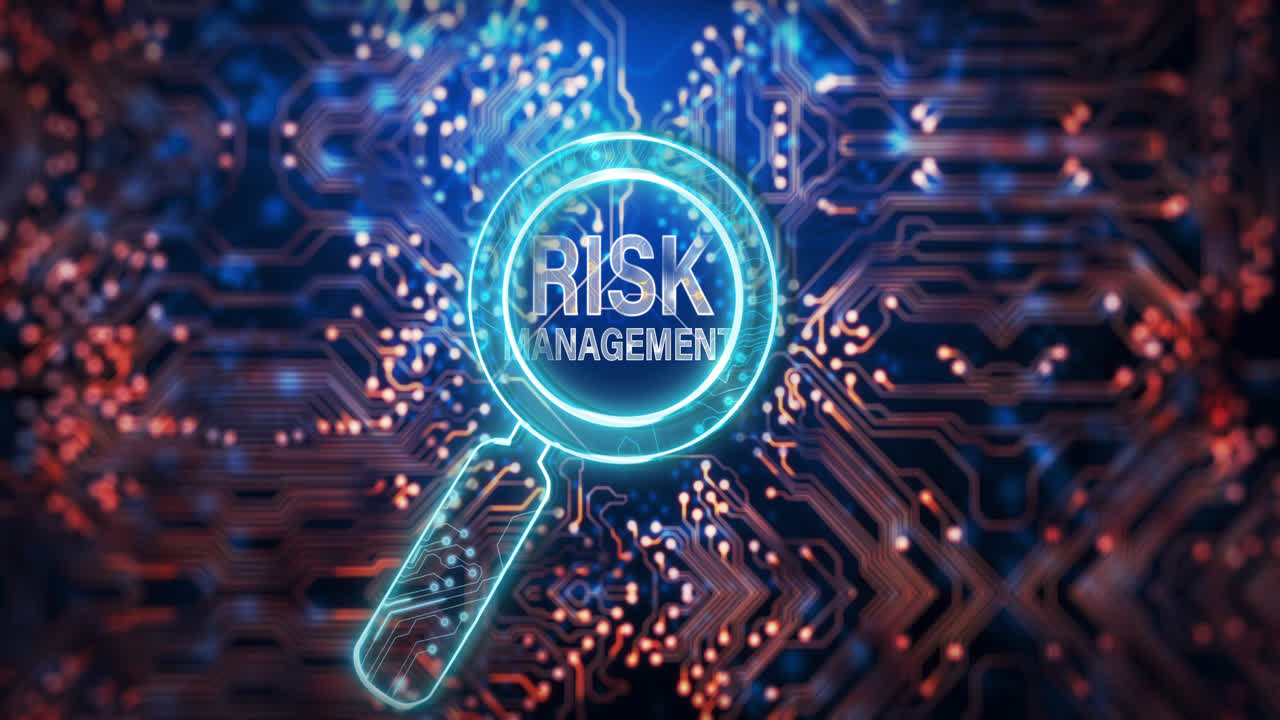 Bilgisayar devre kartı üzerinde risk yönetimi yazısı olan büyütecin animasyonu