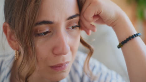 retrato en primer plano de una mujer soñando despierto