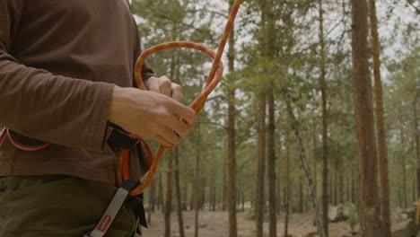 climber tying rope to the harness