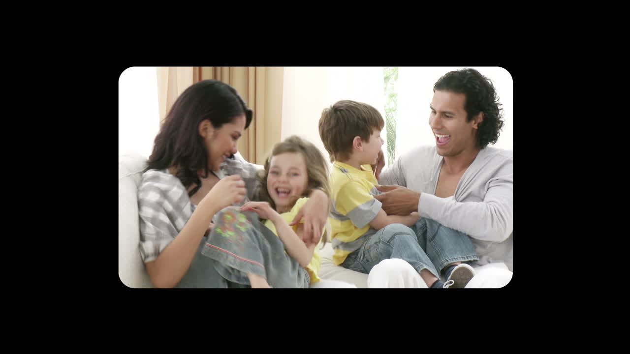수직으로 손으로 스크롤하고 가족 비디오를 활성화합니다.