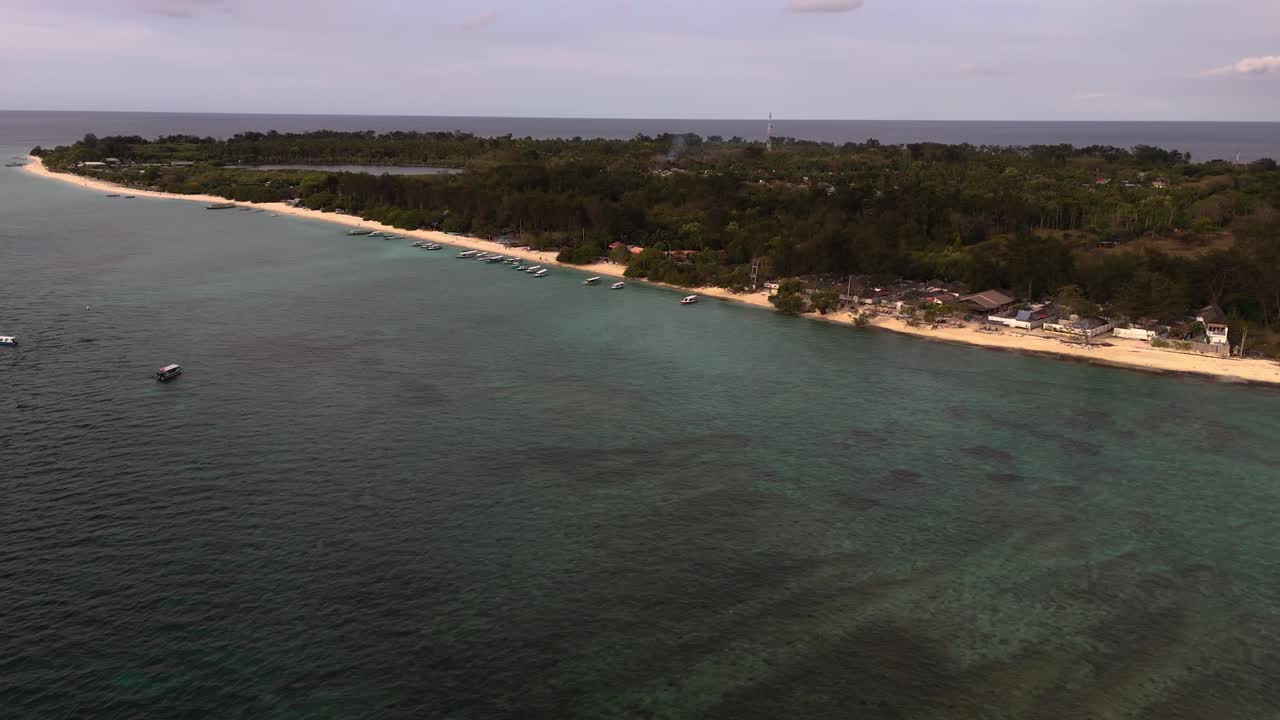Vista drone di Gili Meno di sera
