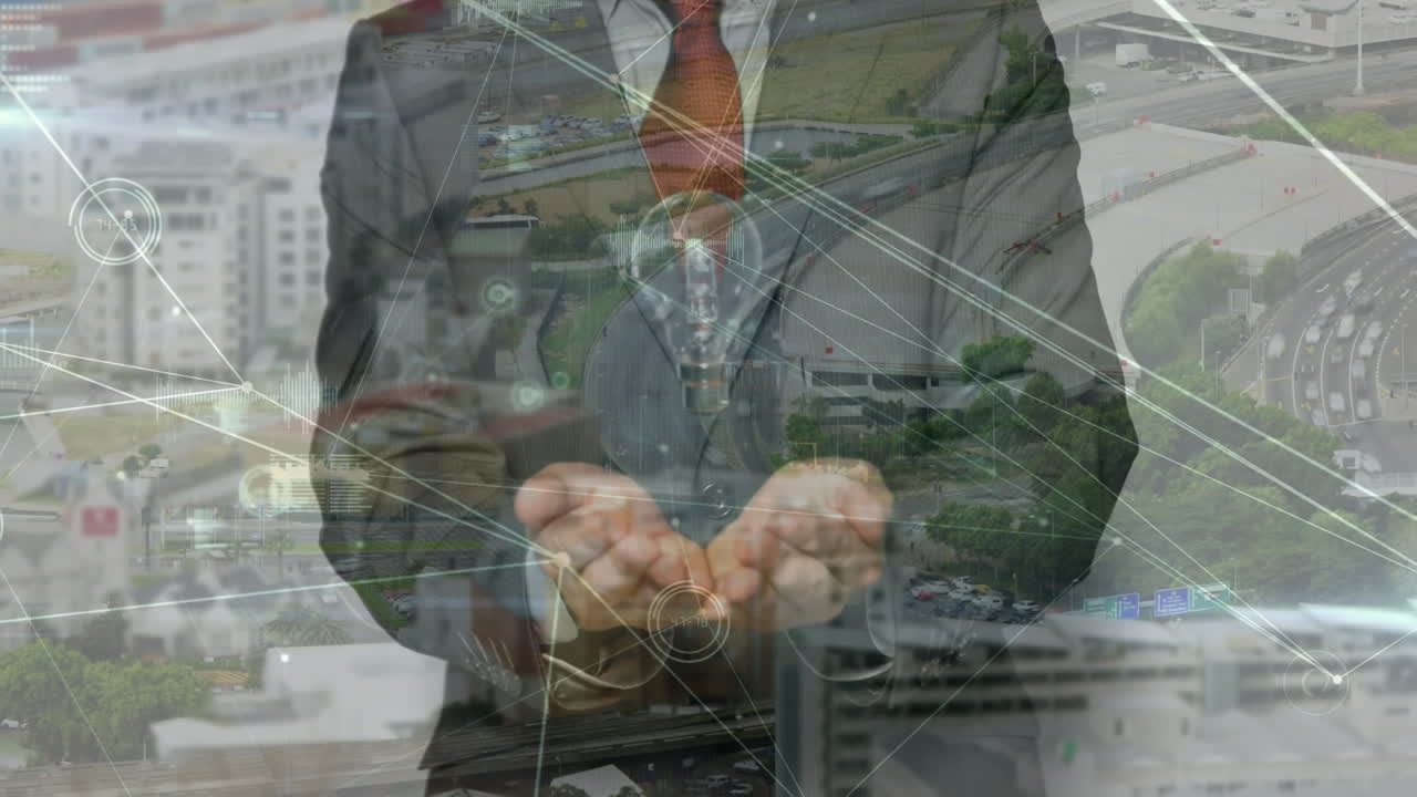 전구와 함께 백인 사업가에 대한 데이터 처리 및 연결의 애니메이션