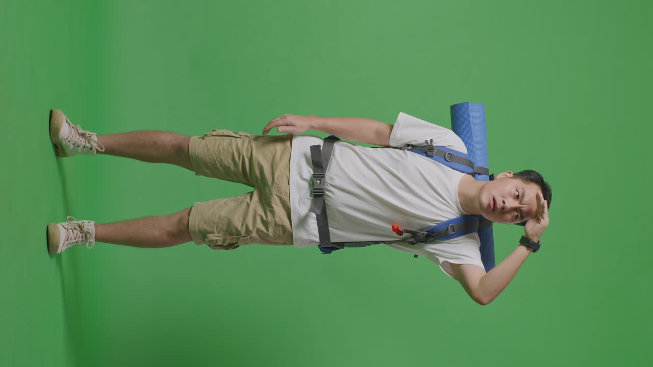 hombre con mochila en la pantalla verde