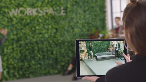 joven ingeniera caucásica usando una tableta digital probando software de realidad virtual planeando el diseño de la oficina en la pantalla equipo diverso disfrutando del trabajo moderno trabajo en equipo