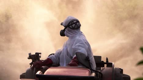 granjero anónimo rociando pesticida en árboles de limón mientras conduce un tractor