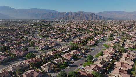 Indio,-Barrio-De-California-Y-Montañas-Con-Video-De-Drones-Avanzando