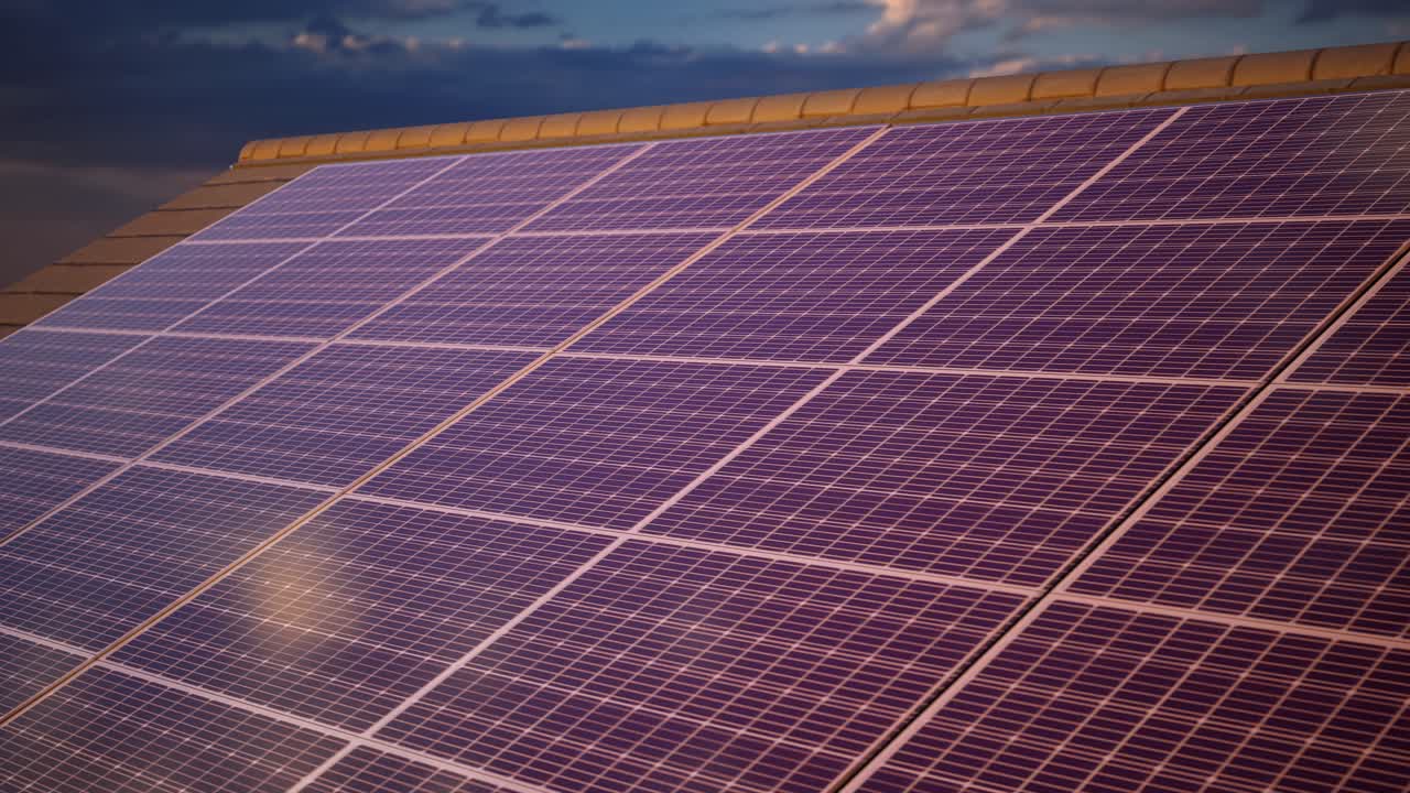 paneles solares en el techo de la casa moderna
