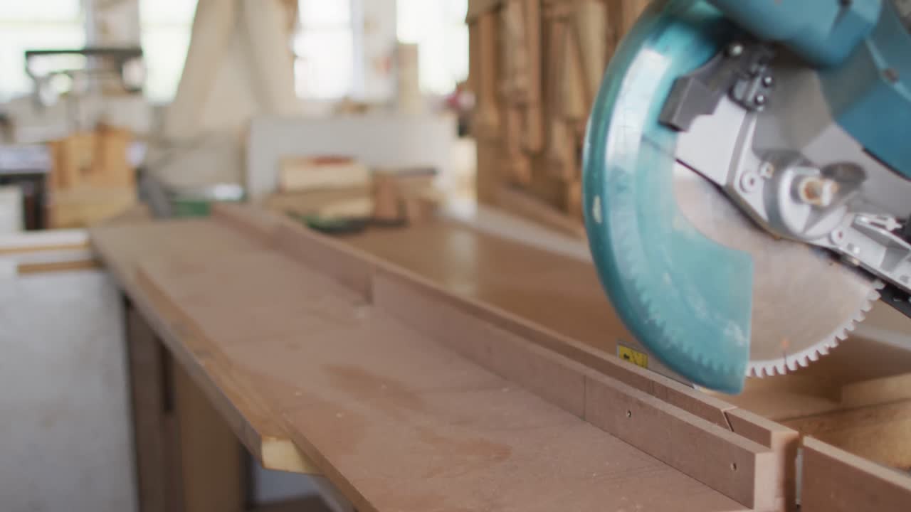 전통적인 목공 작업실에서 가로와 도구의 비디오