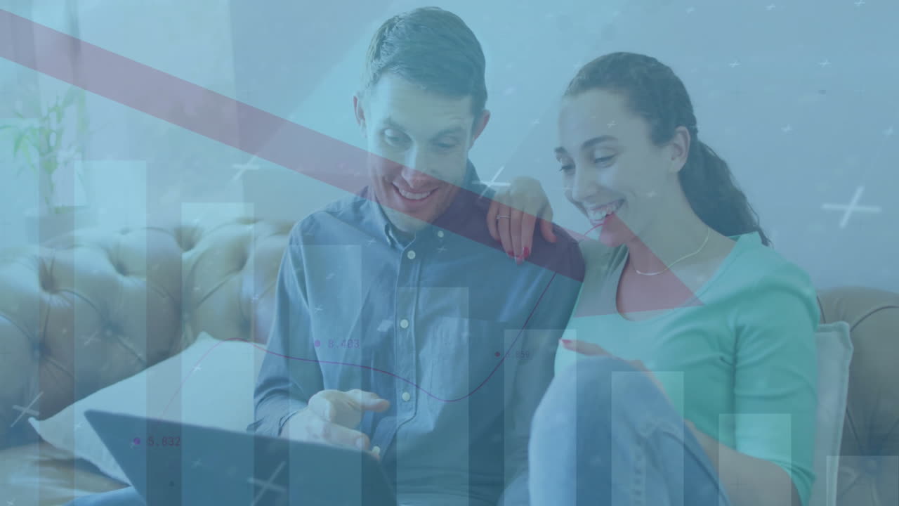 animación de flecha en gráficos de barra sobre varias parejas viendo videos en la computadora portátil en casa