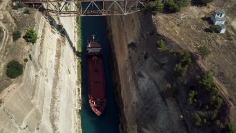 Vista-De-Un-Barco-Rojo-En-El-Canal-De-Corinto,-Grecia