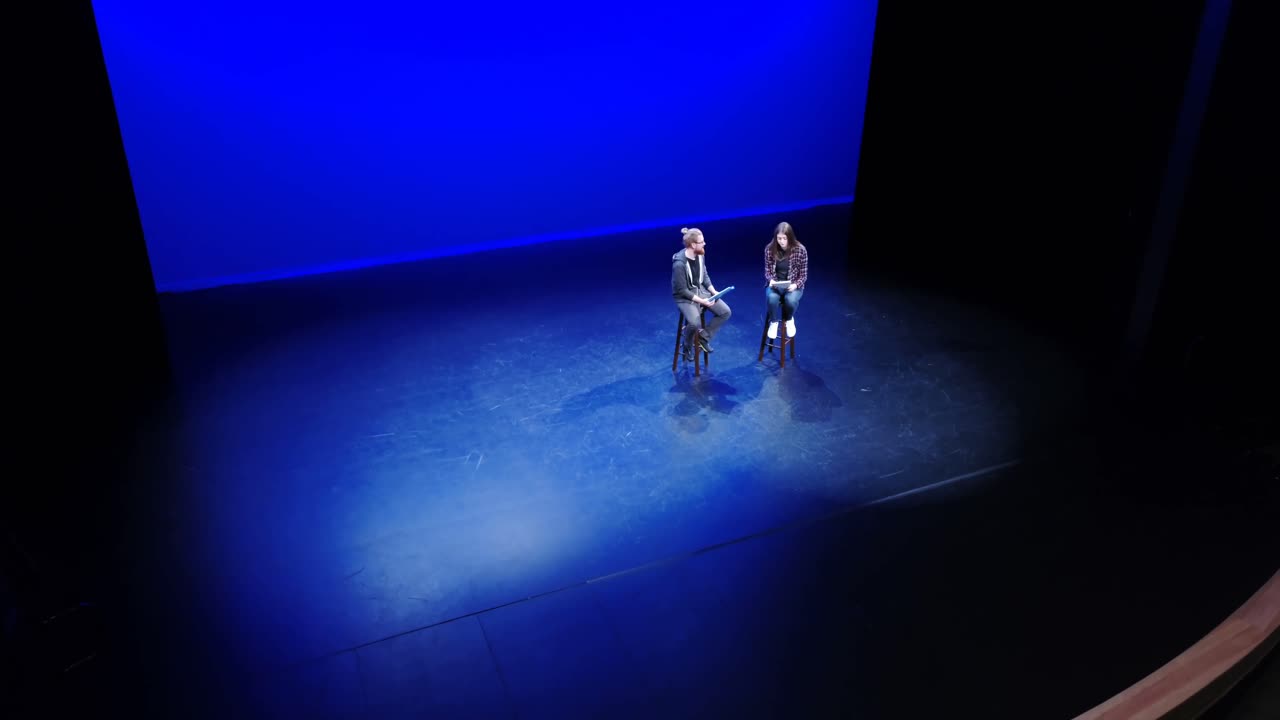 artista ensayando en el escenario 4k