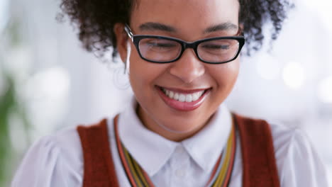 Feliz,-Leyendo-Y-Una-Mujer-Asintiendo-Con-La-Cabeza