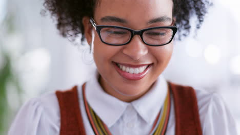feliz, leyendo y una mujer asintiendo con la cabeza