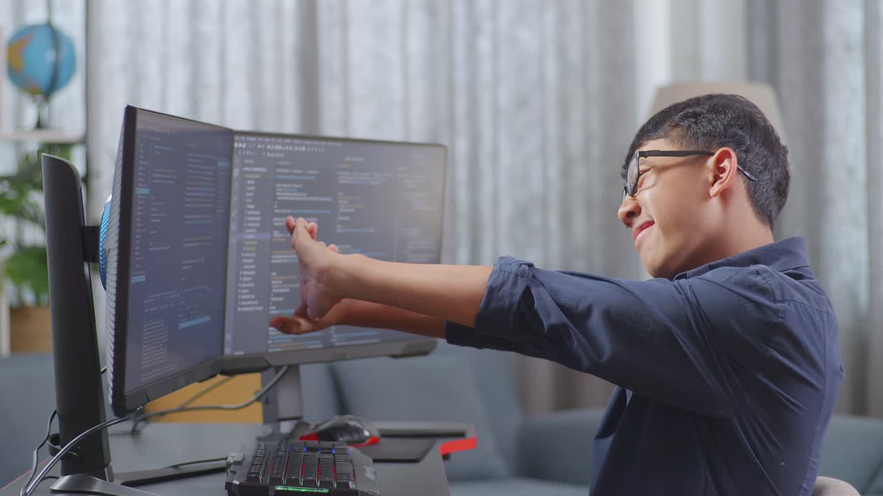 컴퓨터에서 스트레칭하는 프로그래머