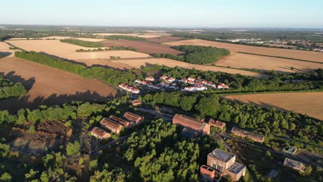 Imágenes-Aéreas-De-Un-Antiguo-Pueblo-Minero,-Con-La-Mina-De-Carbón-Abandonada