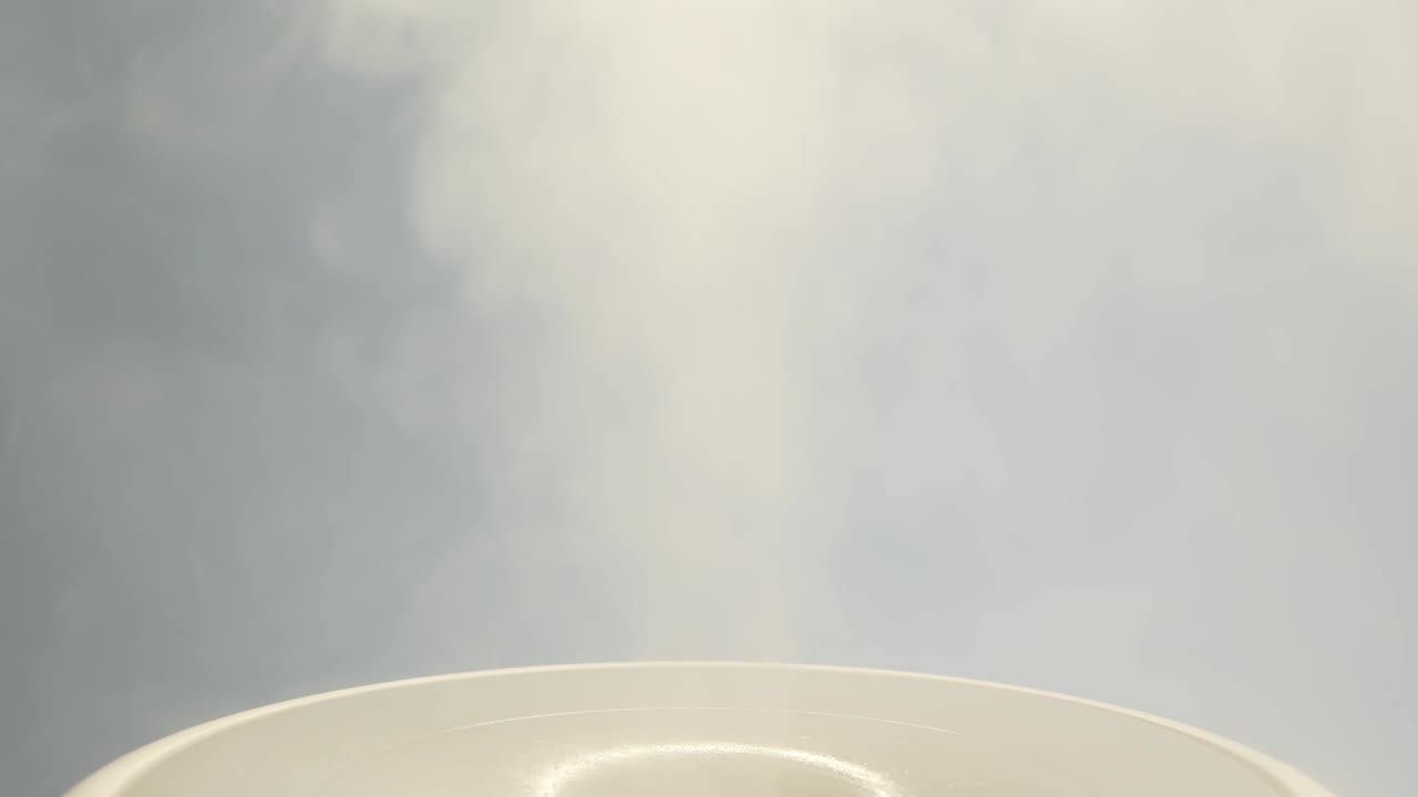 vapor blanco del humidificador ultrasónico. frume de vapor del difusor para hidratar el aire. circuito interminable de video de humo para la humedad en el hogar. hidratante y purificador de aire. niebla difusa del inhalador