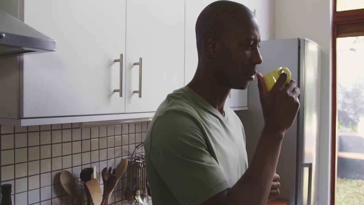 la familia pasa tiempo juntos en casa