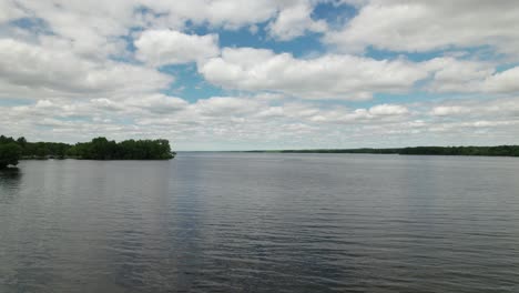 vista de drones en cámara lenta del hermoso reflejo del cielo en el lago