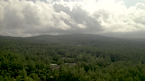 Antena-De-Drones-Sobre-El-Lago-Yamanaka-Y-El-Monte-Fuji,-Japón,-Asia