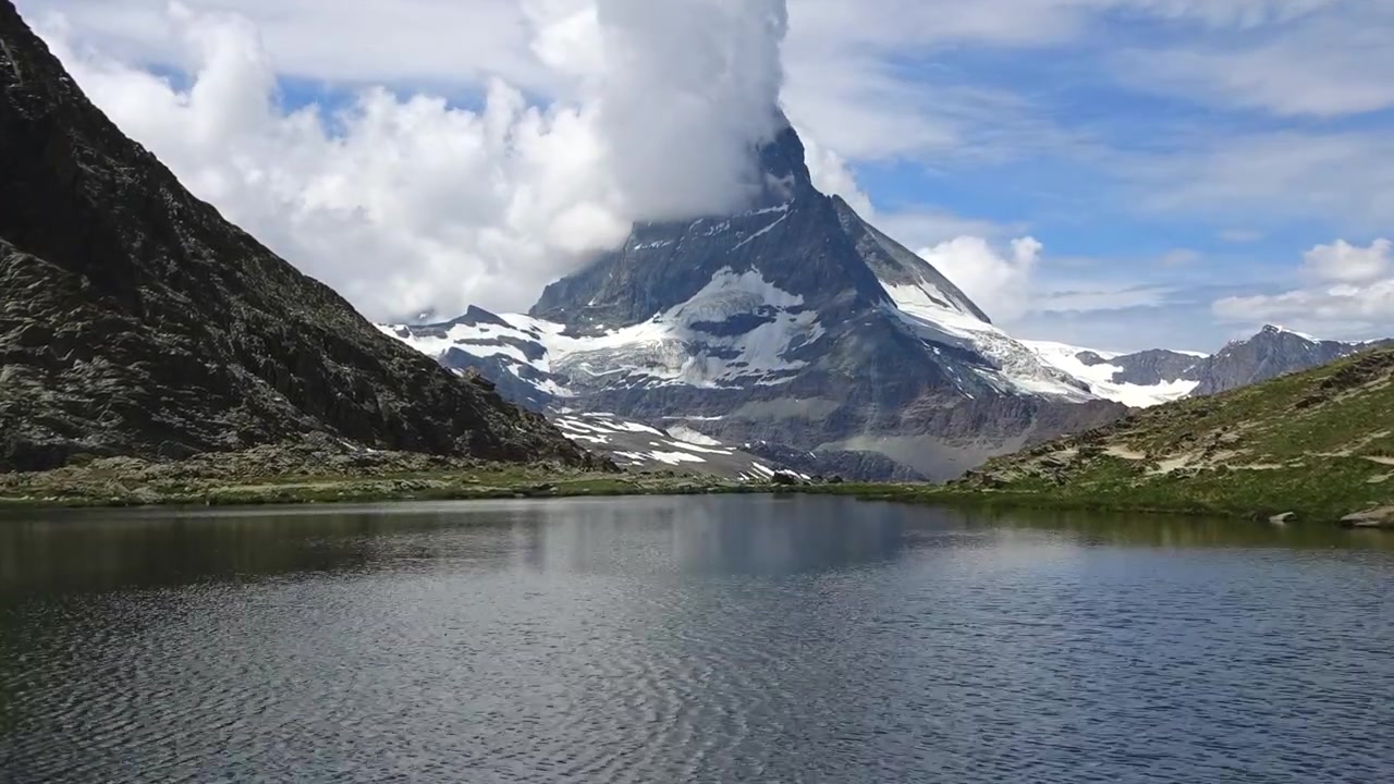 Sommer-time-lapse af Matterhorn-bjerget over Stellisee-søen nær Zermatt, Schweiz