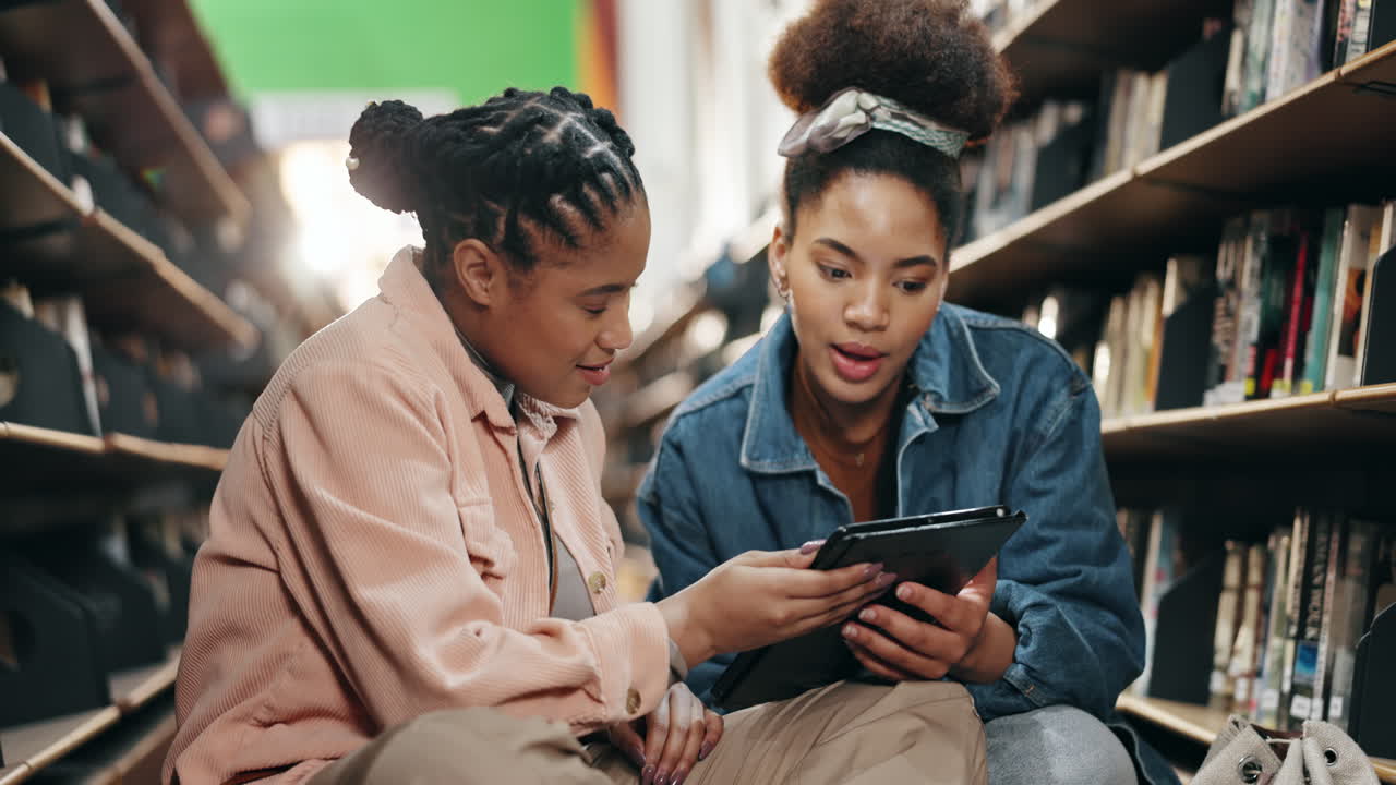 dos mujeres jóvenes estudiando en una biblioteca