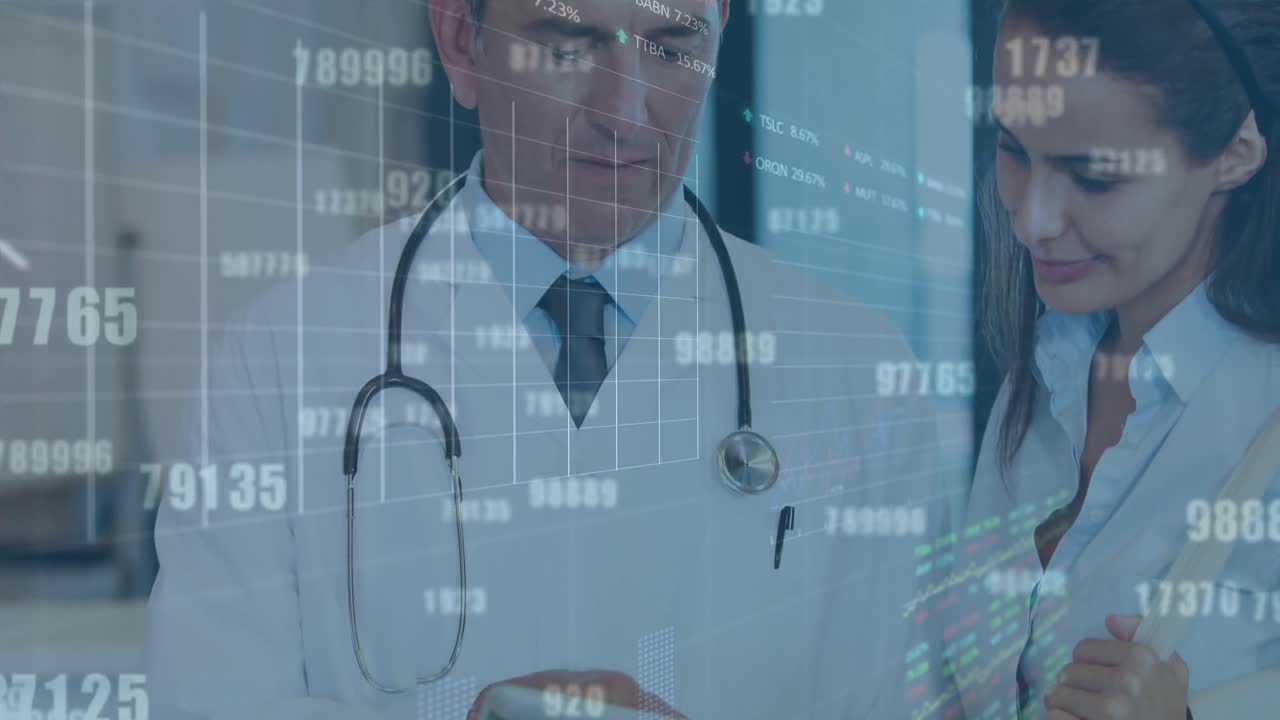 animación de tableros de negociación, gráficos, números, diversos médicos discutiendo los informes de los pacientes en la tableta.
