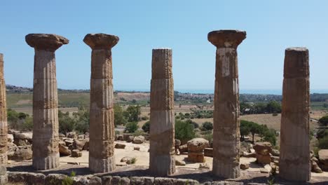 Alte-Römische-Säulen-Stehen-Hoch,-Ruinen-Eines-Historischen-Empire-Gebäudes,-Luftaufnahme
