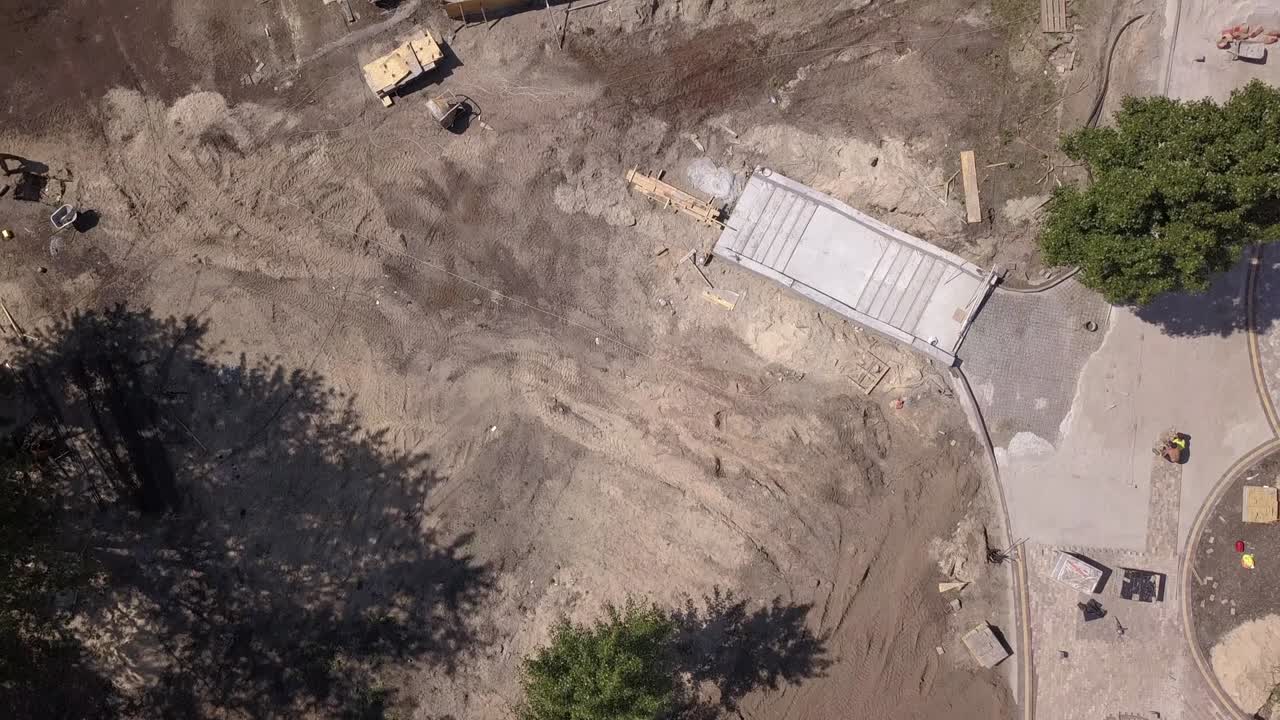 vista aérea del sitio del edificio. construcción de un parque de la ciudad para la recreación de la gente. parque con caminos y árboles