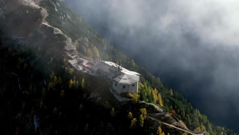 Vista-Aérea-Nublada-Del-Kehlsteinhaus,-También-Conocido-Como-El-Nido-Del-águila,-Encaramado-Sobre-Un-Afloramiento-Rocoso-En-Los-Alpes-Bávaros,-Alemania