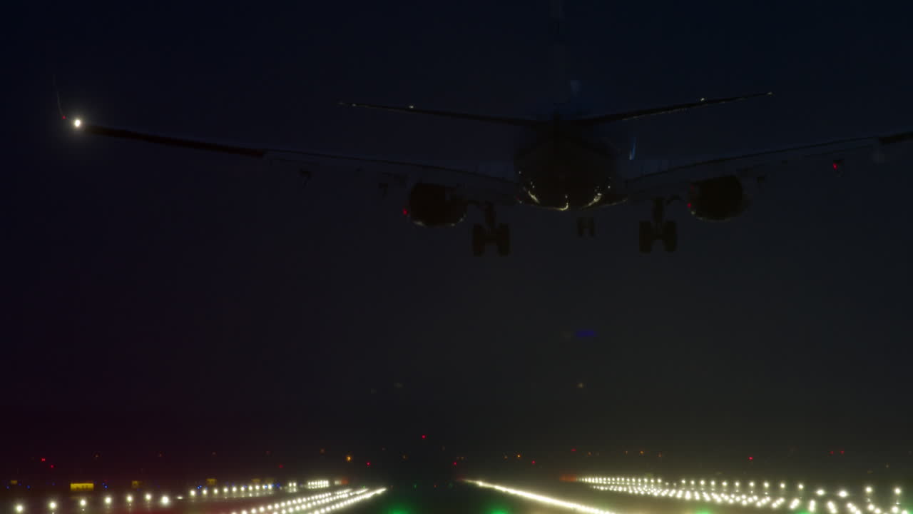 aterrizaje de avión por la noche en la niebla