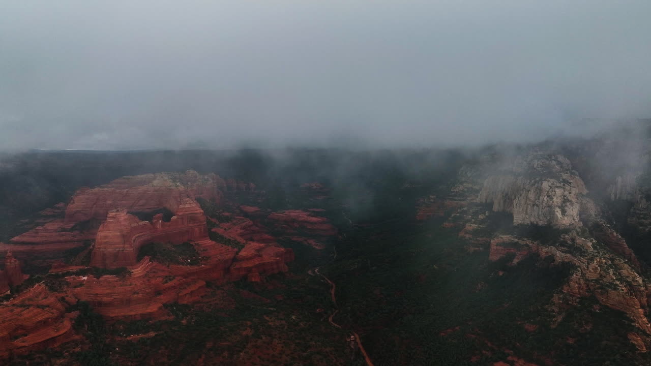 nubes de niebla temprano en la mañana sobre el parque nacional del gran cañón en arizona, estados unidos