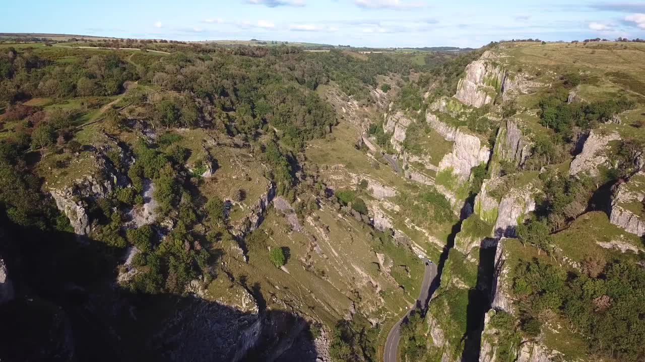 toma aérea de una hermosa meseta montañosa