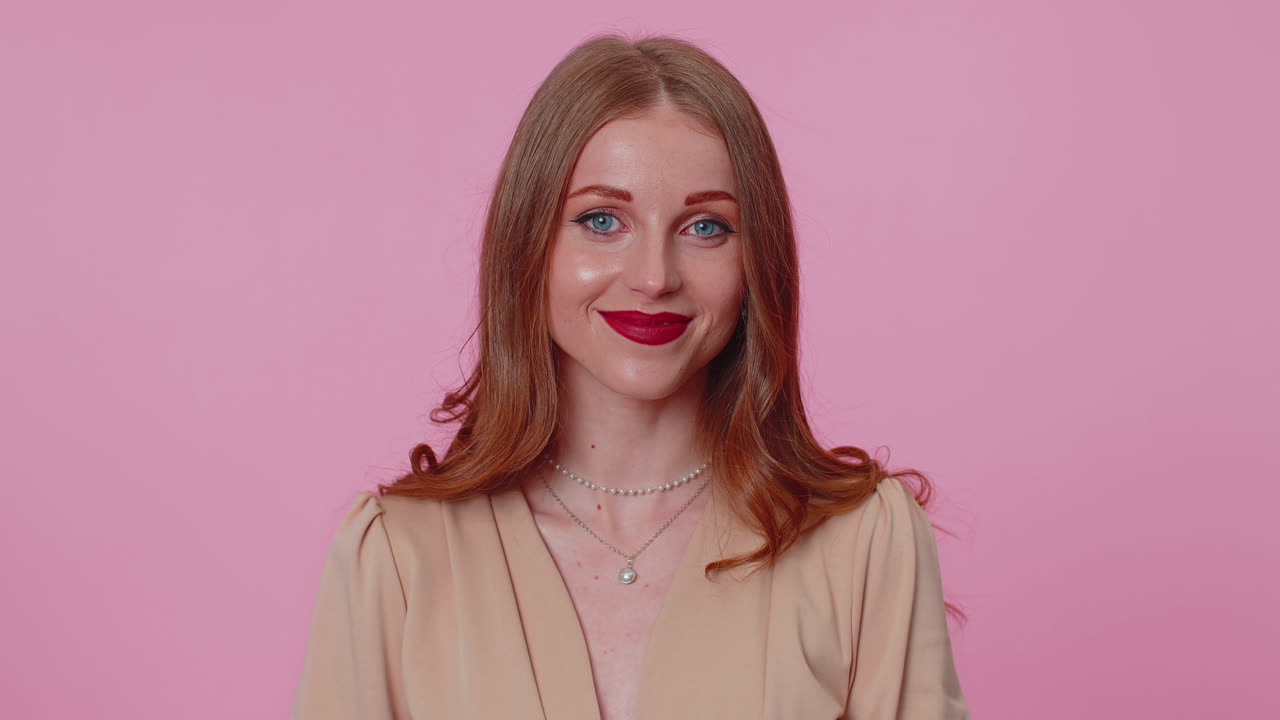 사업가 소녀 는 엄지 손가락 을 들고 동의 하고, 긍정적 인 대답 을 해서 광고 를 추천 한다