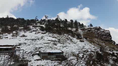 esta cabaña aislada se encuentra en el bosque que rodea un pueblo en el himalaya