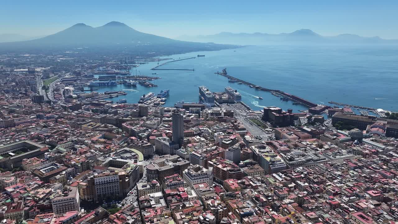 Campania, İtalya'daki Napoli Silüeti. Kıyı Şehri. Deniz Manzaralı Koy Suyu. Campania, İtalya'daki Napoli Silüeti. Çarpıcı Silüet. Güzel Sahil Şeridi. Plaj Manzarası.