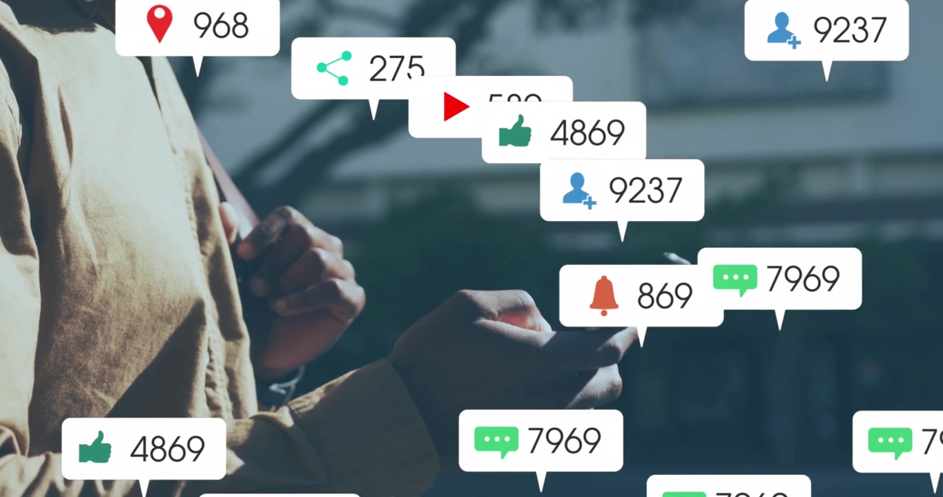 Animation af flere sociale medieikoner over en mands midtersektion, der bruger smartphone udendørs.