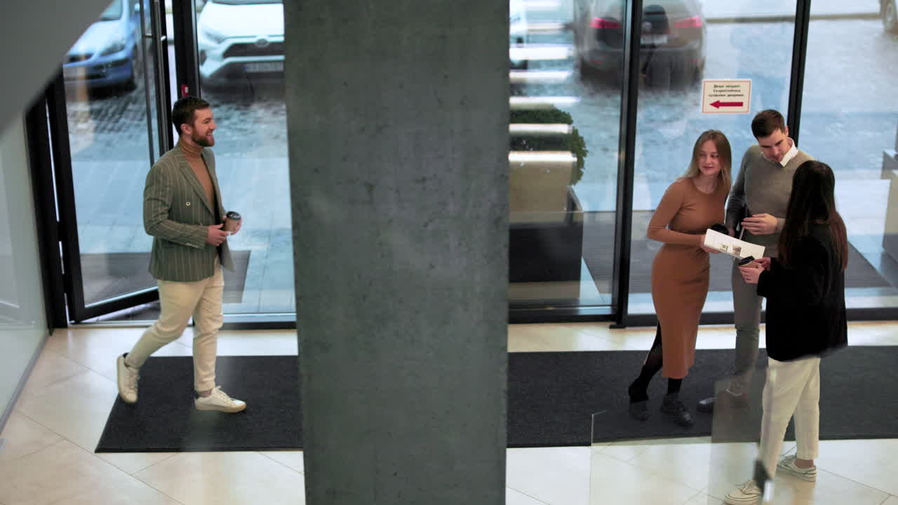 휴식시간에 이야기하는 동료들